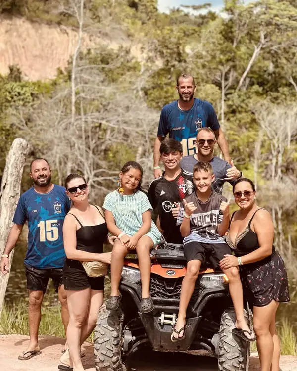 Família reunida no quadriciclo