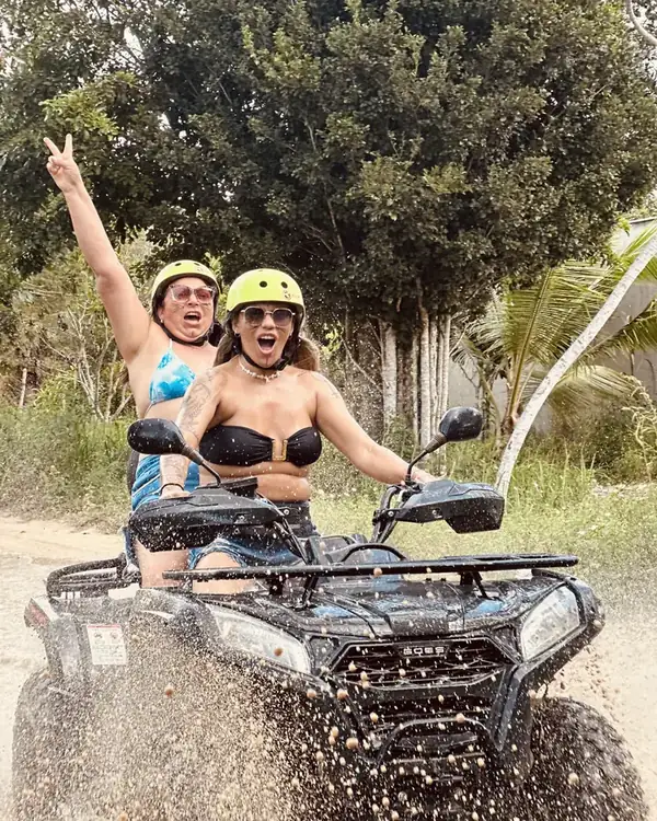 Amigas passando pela lama no quadriciclo