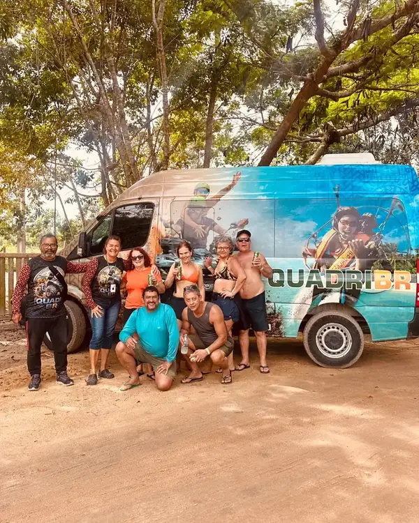 Grupo ao lado da van da QuadriBr