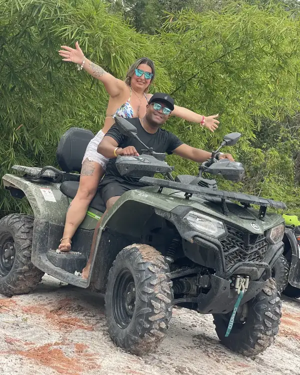 Casal comemorando na trilha