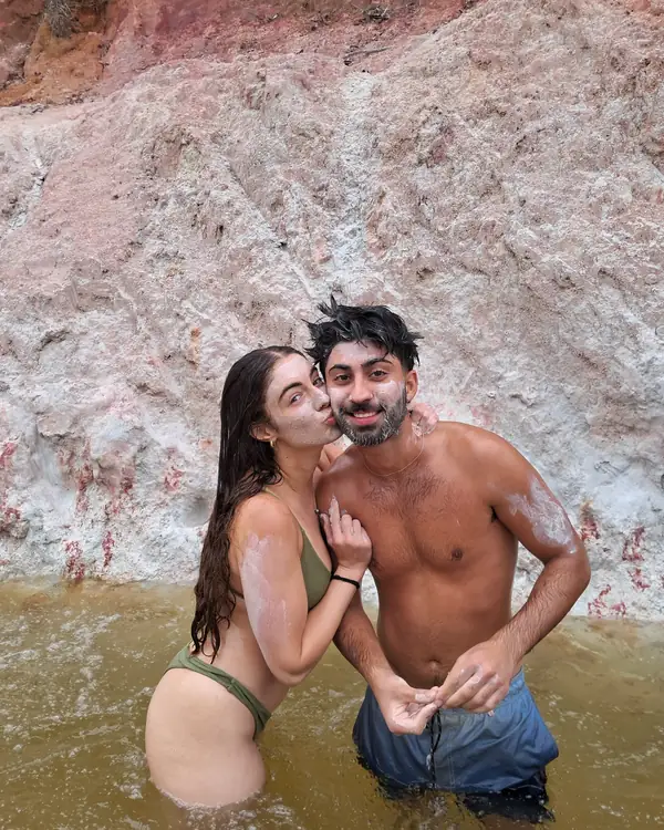 Casal no rio aos pés da falésia