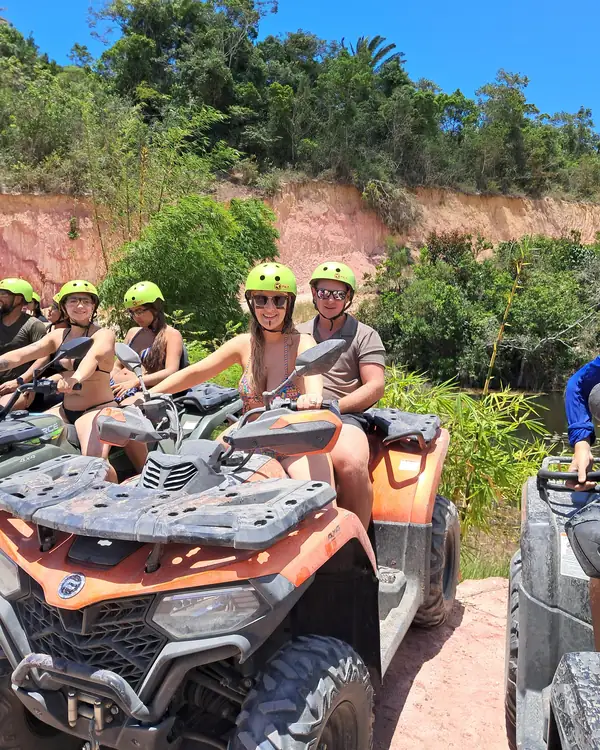 Grupo de capacete em frente à falésia