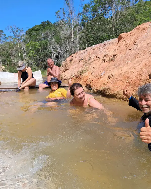 Grupo se refrescando no rio