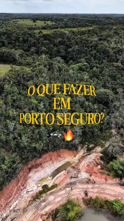 Vista aérea da falésia e da trilha do passeio de quadriciclo em Porto Seguro
